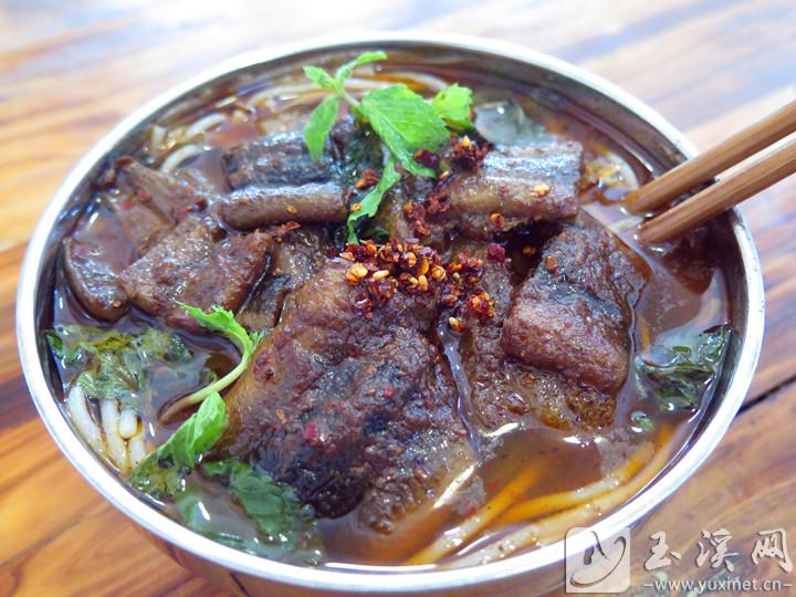 鮮香的鱔魚、清香的薄荷與香菜、細滑的米線、酥軟又不油膩的豬皮……一碗鱔魚米線，讓人食之難忘。