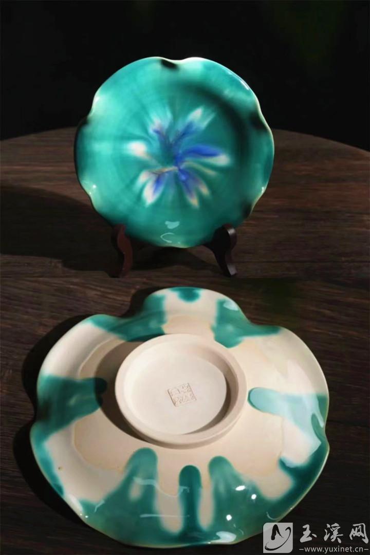 三彩荷葉盤。
