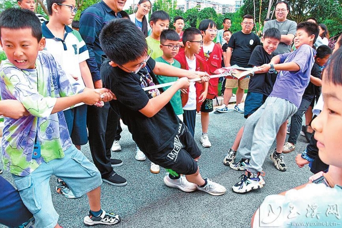 通過“書籍拔河”感受摩擦力。