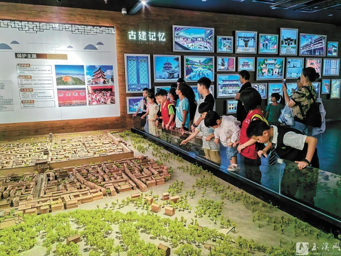 參觀市規(guī)劃館。