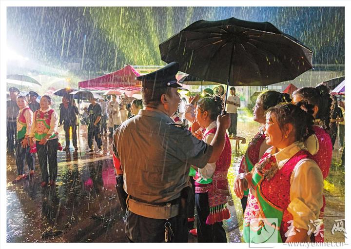 雨夜執(zhí)勤。 師元 攝