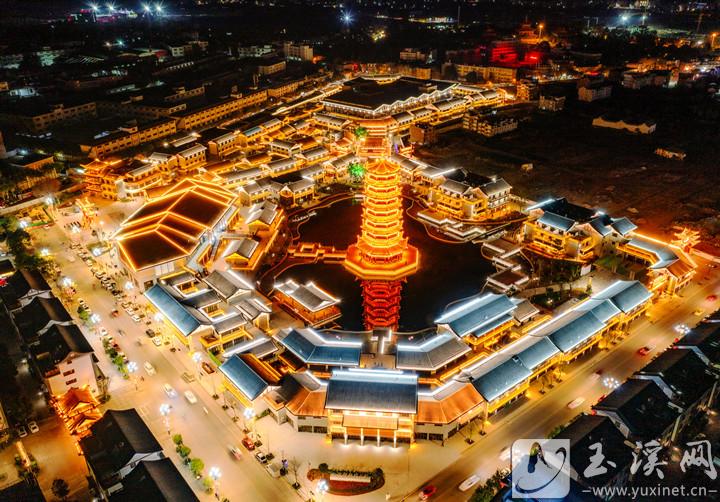 幸福小鎮(zhèn)夜色。 張春明 攝