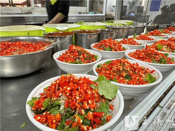 深受游客喜愛的戛灑牛肉湯鍋米線。
