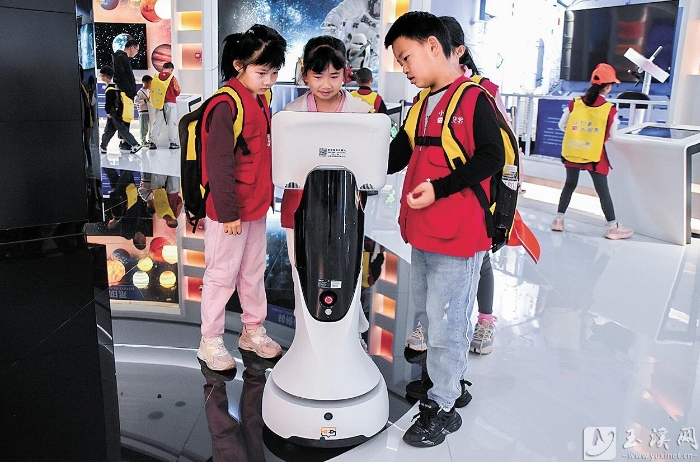 與智能機(jī)器人互動(dòng)。