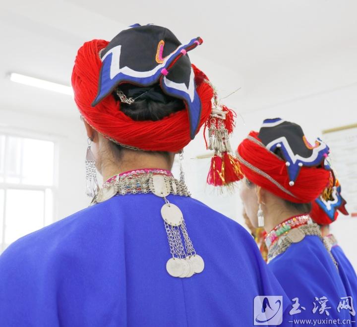 喜鵲帽尾部狀如喜鵲翹尾。