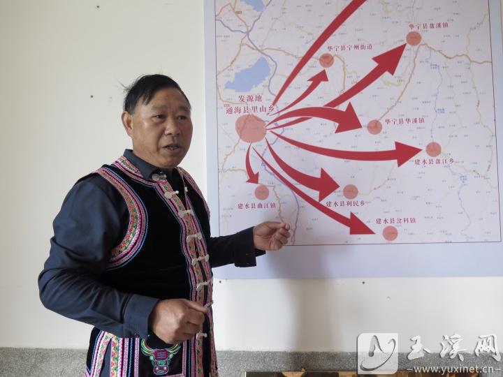 李忠義講解五山腔如何從里山鄉(xiāng)的大黑沖向周邊流傳。