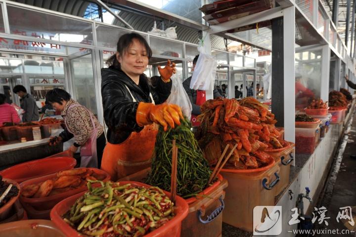 在菜市場里遠(yuǎn)遠(yuǎn)就能聞到新平腌菜酸辣爽的味道。