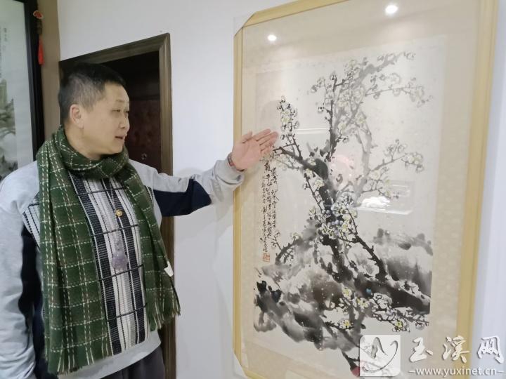 顧繼偉介紹自己的藏品。