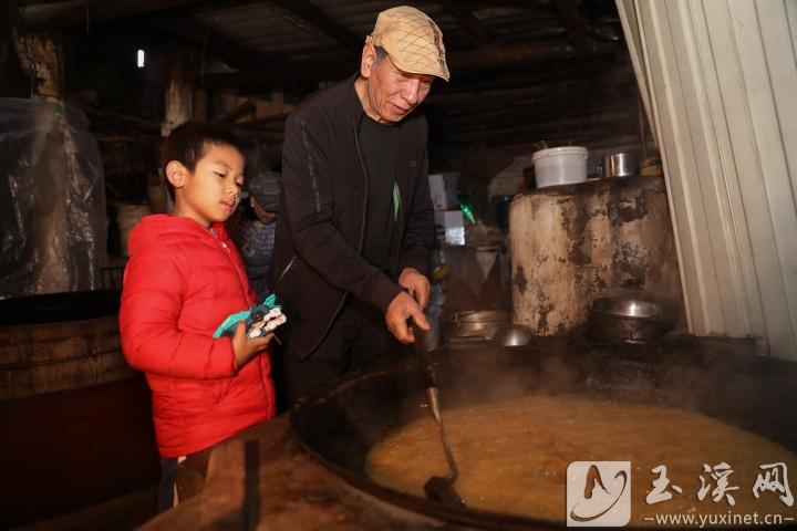 李貴和孫子分享“白糖”制作技藝和祭灶的民間傳說。