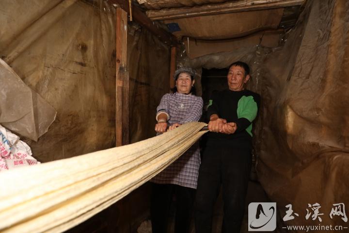 飴糖的色澤由黃變白、由軟變硬，最終變成了香甜的“白糖”。