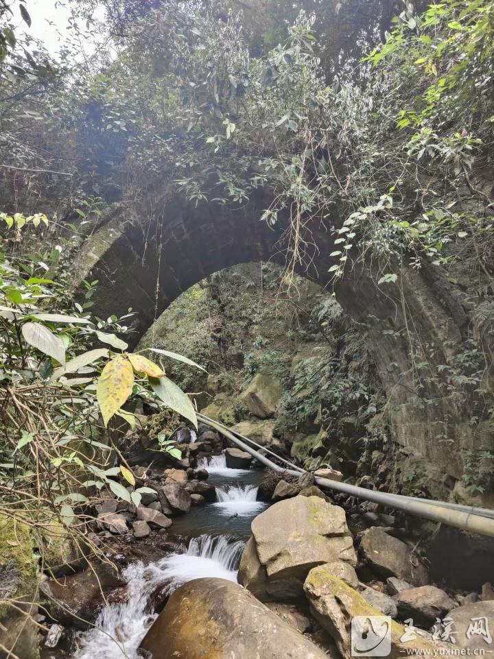 哀牢古道上橫跨金廠河的鎮(zhèn)安大橋。