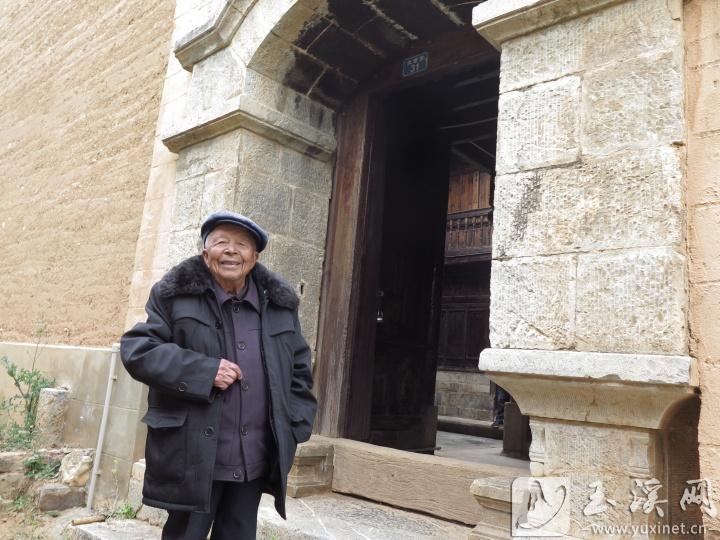 今年88歲的方學(xué)元老人講述茂廬的歷史。