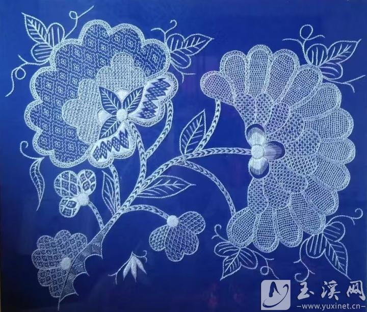 李世美刺繡作品《荷與魚》。