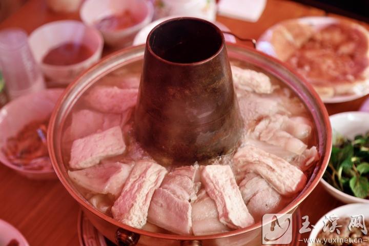 將蔬菜和肉類分層放于鍋中，再用高湯煮制，美味可口。 記者 沈陽 攝