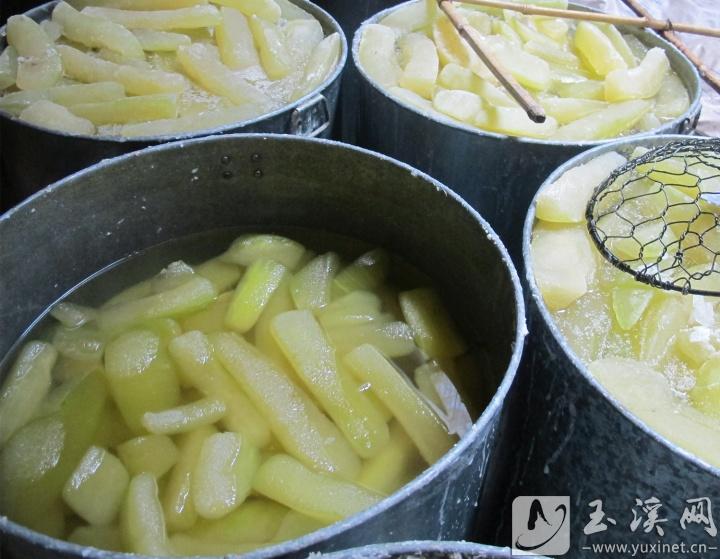 用糖糟瓜，把糖分充分滲入冬瓜中。(資料圖)