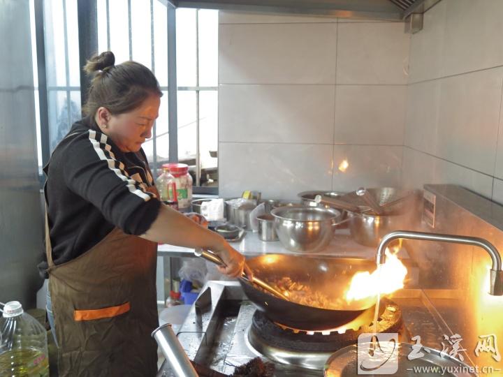 法曉芬親自掌勺。