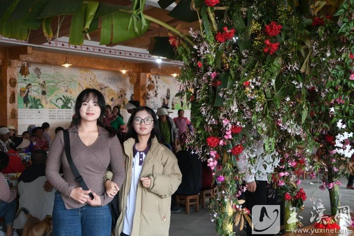 換下彝族盛裝之后的施晨彥（左）。