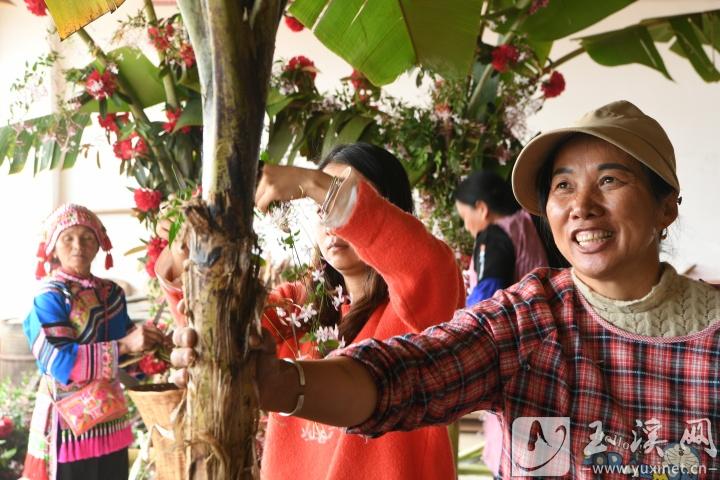 易成英（右）親自裝扮女兒的花棚。