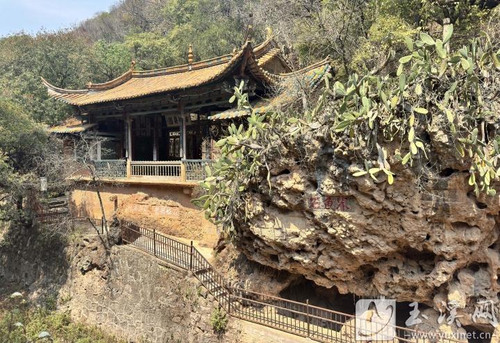 界魚石是當(dāng)?shù)刂淖匀痪坝^，很多文人雅士在此留下墨寶。