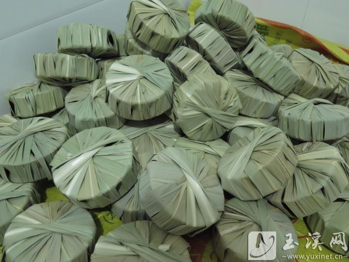成型后，用甘蔗葉包裹的紅糖。