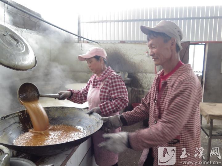用土法熬糖的周建光夫婦。