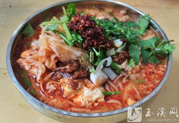 紅苑小吃的豆腐米線，加上作料更加誘人。