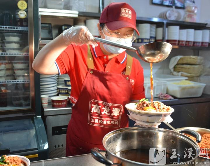 李丹為軟糯的米線澆上一勺靈魂湯汁。