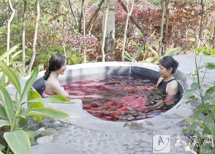游客泡溫泉享受愜意時(shí)光。