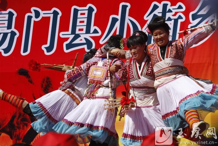 高難度的蘆笙舞。本報記者 蔣躍 攝