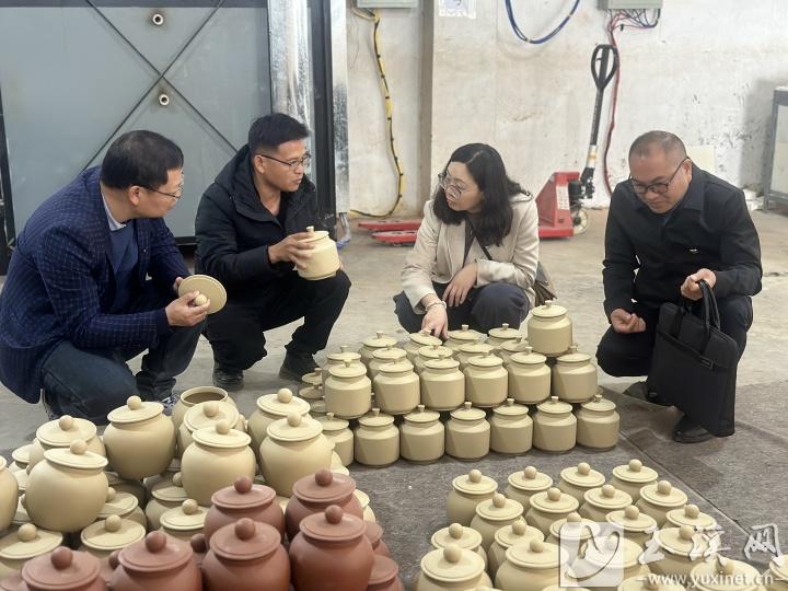 參觀紫陶生產(chǎn)實訓(xùn)基地。