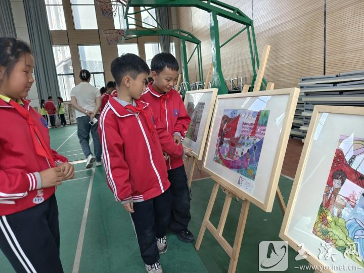 學生駐足觀賞展覽。