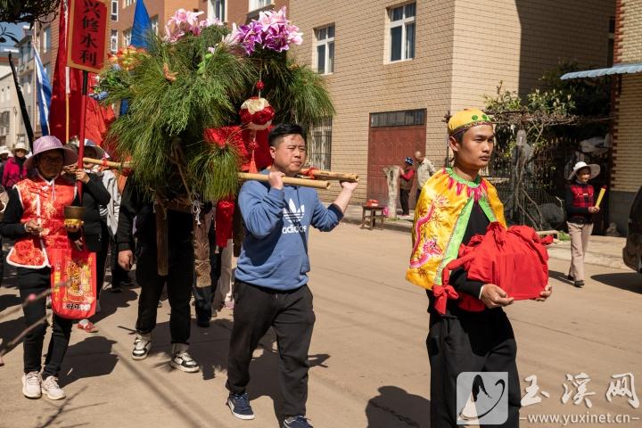 村民手捧土主印走在巡游隊伍前面。