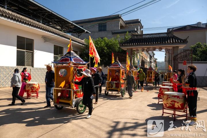 土主、祖師像到達宋官公房，村民敲鑼打鼓迎接。