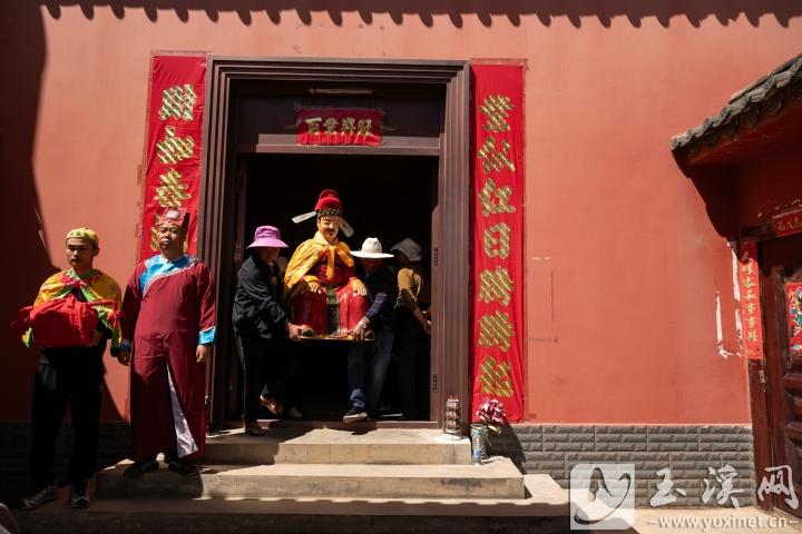 土主、祖師像先后被村民抬出土主廟。