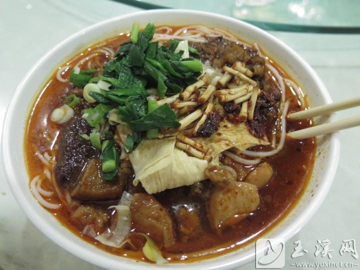 桑園飯店七元一碗風味獨到的米線。