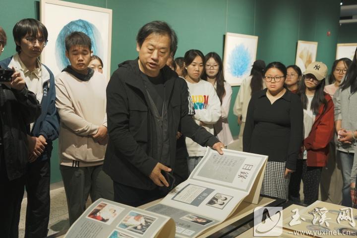 中央美術(shù)學(xué)院教授、博士生導(dǎo)師蘇海江在講解精微素描的創(chuàng)作理念。