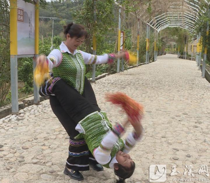 架子樂舞蹈動作“倒掛金鉤”。