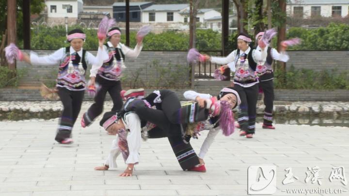 架子樂舞蹈動作“螞蟻走路”。