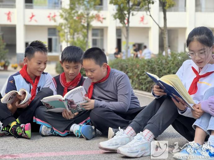 校園內(nèi)閱讀書籍蔚然成風(fēng)。 通訊員 黃振豪 攝