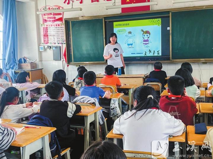 引導(dǎo)學(xué)生認(rèn)識(shí)和了解自己的身體。