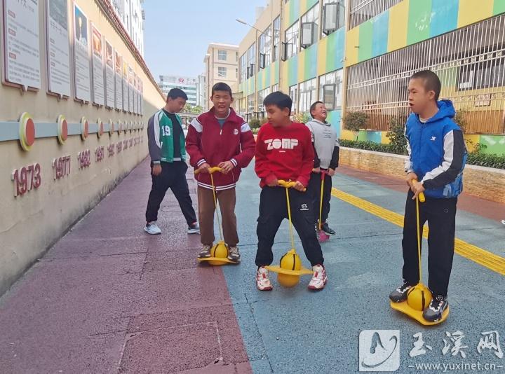 孩子們課間玩跳跳球。