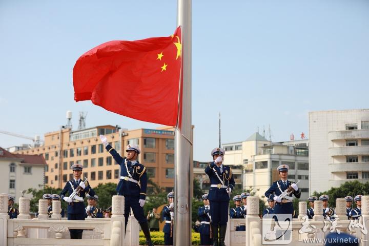 在紀念《義勇軍進行曲》誕生90周年主題活動中，伴隨著《義勇軍進行曲》鏗鏘有力的旋律，國旗緩緩升起。