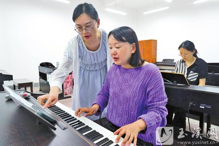 聶耳市民藝術(shù)夜校的鋼琴課。
