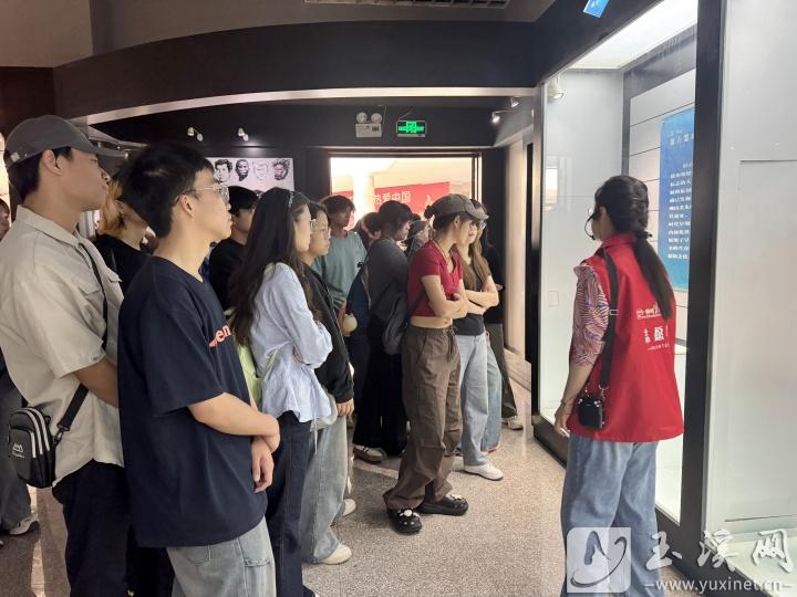 市民、游客聆聽(tīng)市博物館講解員的生動(dòng)講述，感受玉溪?dú)v史的厚重與文化的深邃。