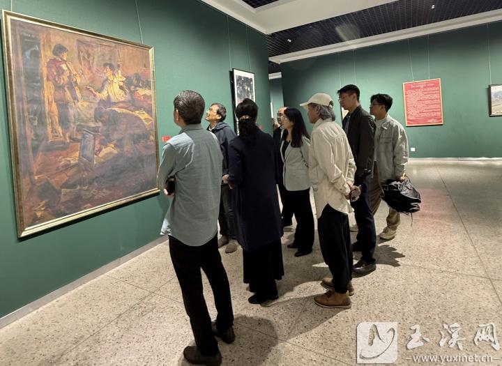 展覽現(xiàn)場(chǎng)，侯一民油畫作品《地下工作者》引來觀眾品評(píng)、欣賞。