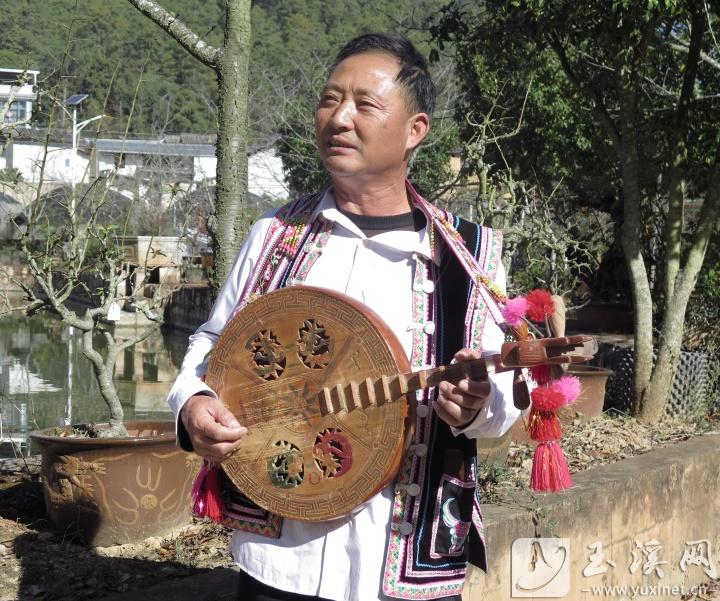 李學(xué)義在彈琴。