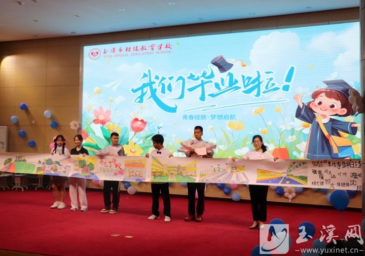 畢業(yè)生代表為學校贈送共同繪制的長卷畫作。