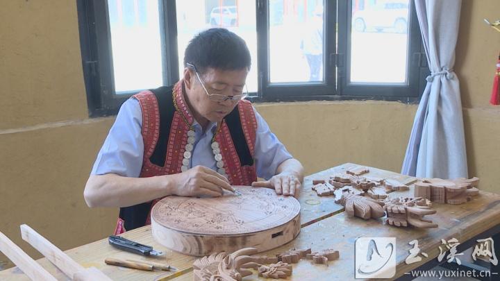 徐寶安正在制作龍頭四弦的琴箱面板。