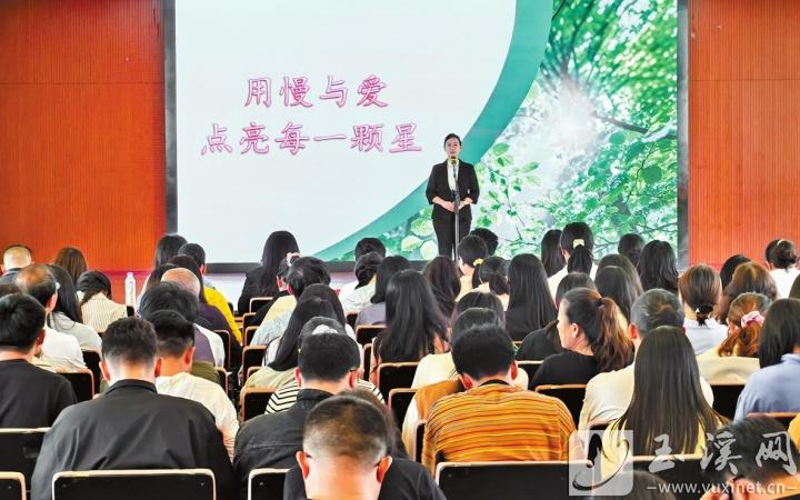 參賽選手上臺演講。