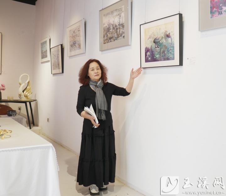 林曉燕介紹展覽作品。